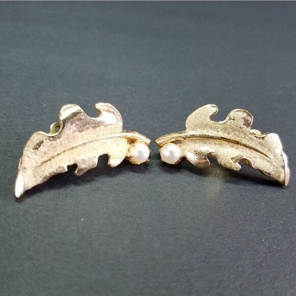 Vintage KRAMER Clip On EARRINGS Gold Tone Figural Leaf With Faux Pearl - Picture 2 of 7